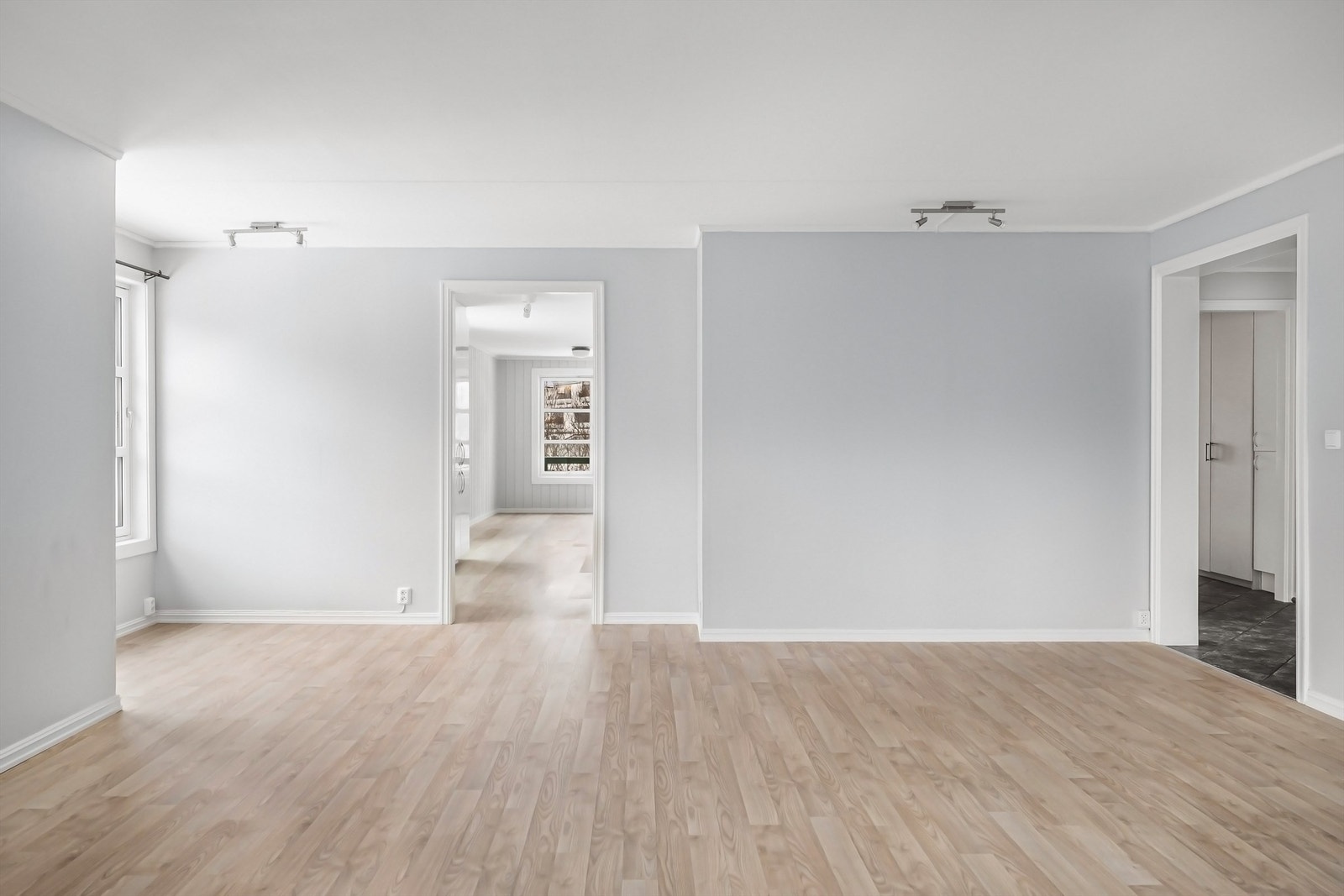 Fra stuen er det en naturlig overgang til kjøkkenet. Galleribilde