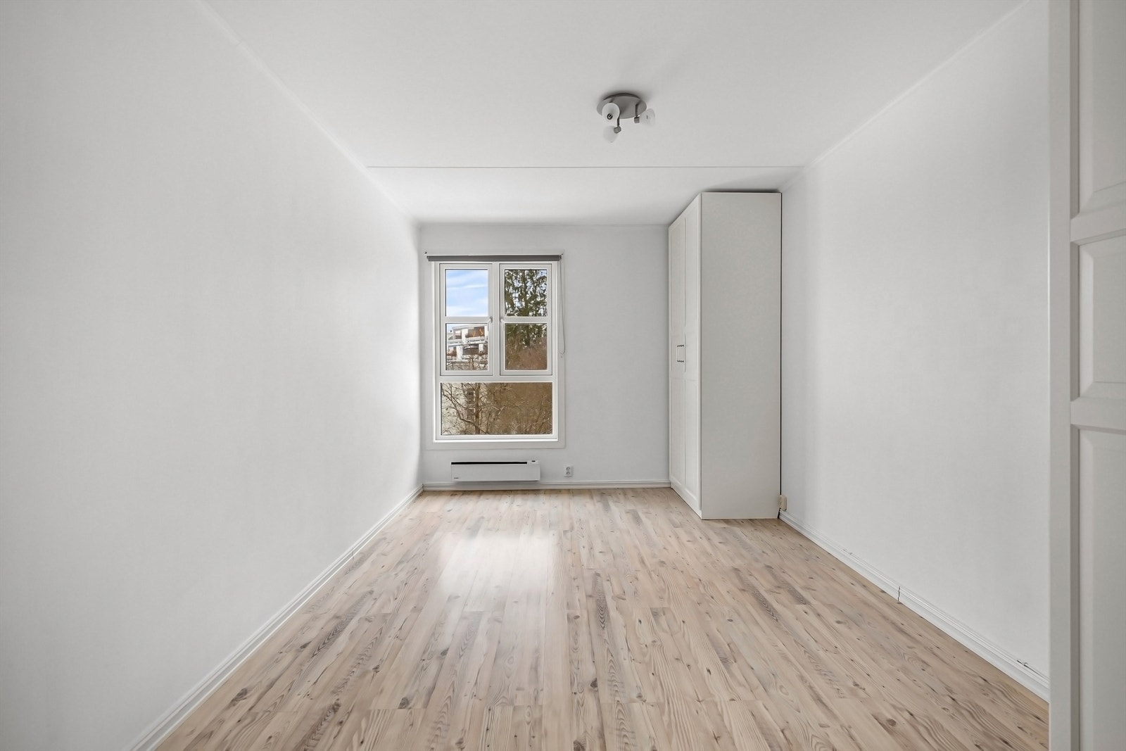 Også dette soverommet har laminat på gulv og malte vegger. Galleribilde