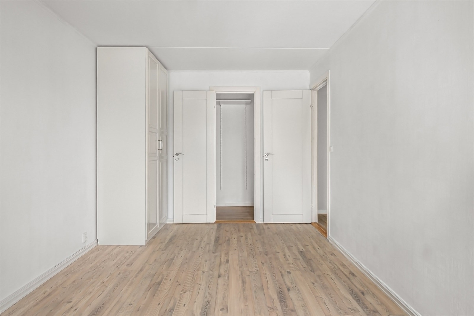 Rommet har plass til seng og garderobeløsning. Galleribilde