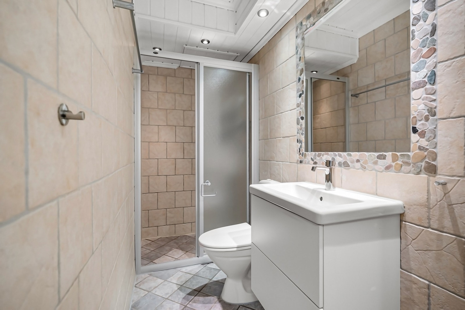 Det andre badet er også helfliset, med dusjnisje og varme i gulvet. Galleribilde