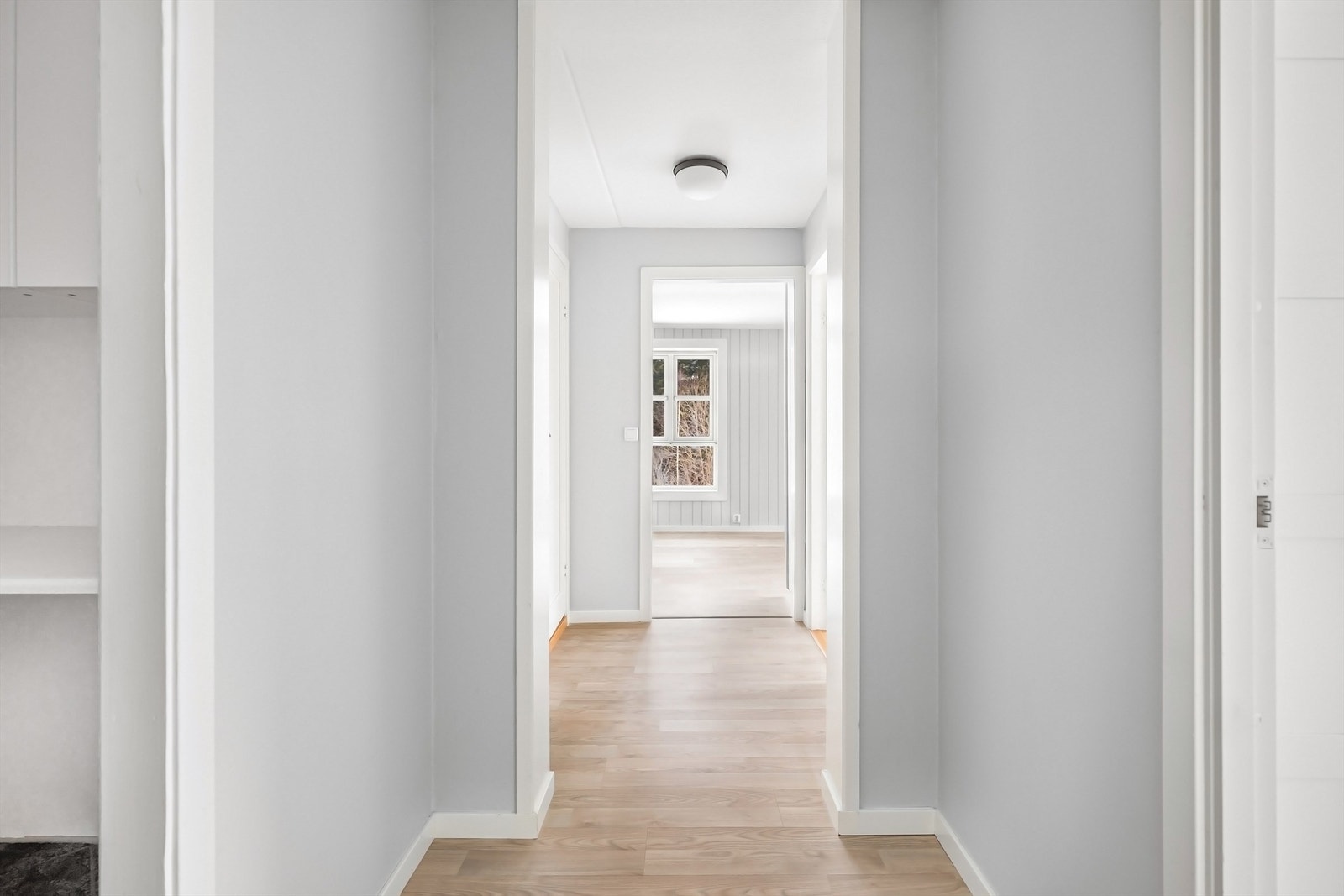 Lyse og nøytrale overflater går igjen i hele boligen. Galleribilde