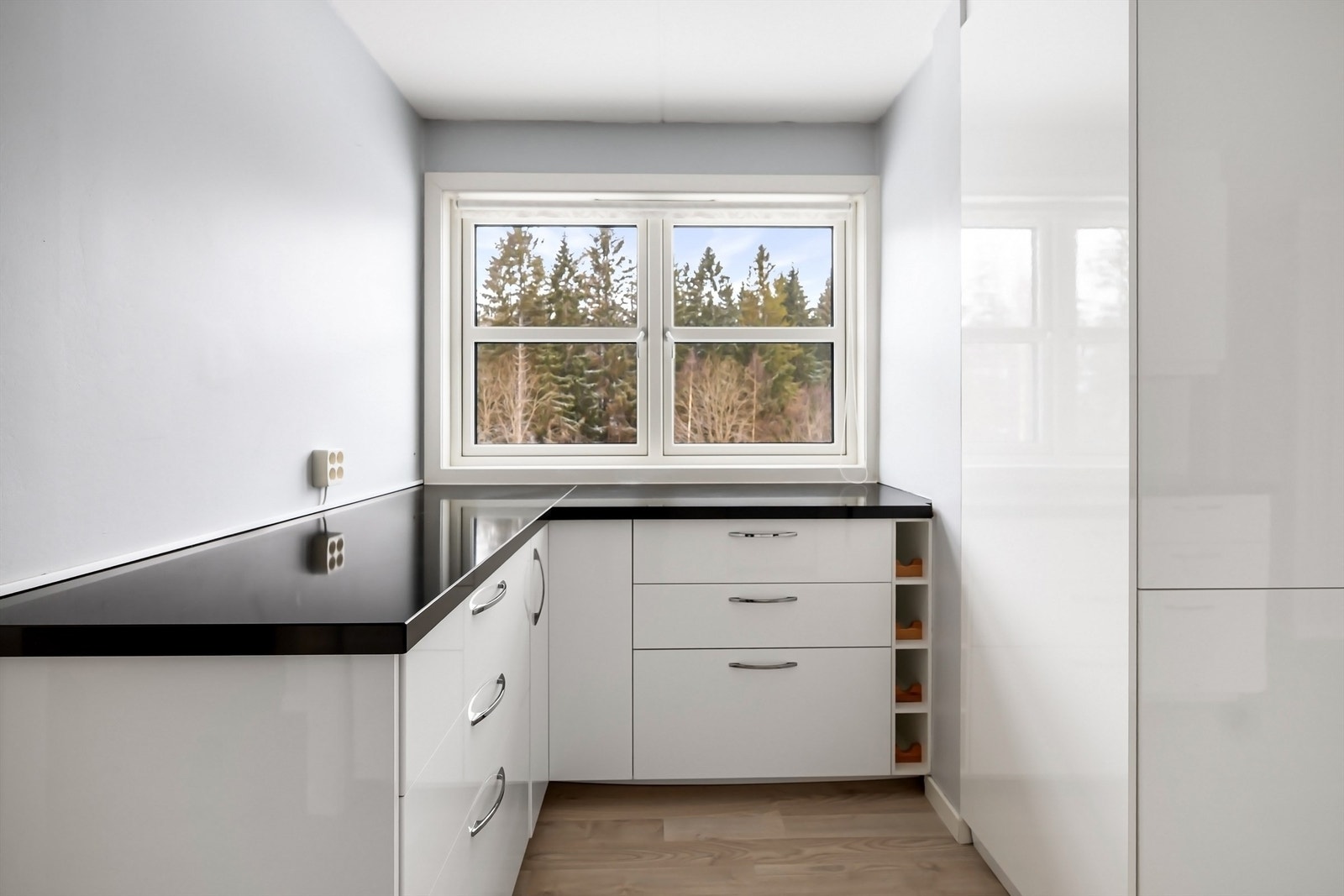 Høyskap og gode skuffeløsninger gir rikelig med oppbevaringsmuligheter. Galleribilde