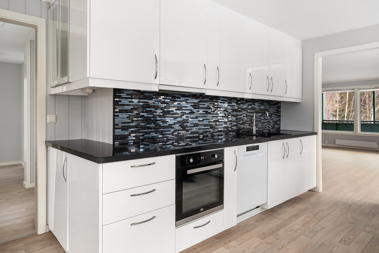 Oversikt over kjøkkeninnredningen med god skapplass. Galleribilde