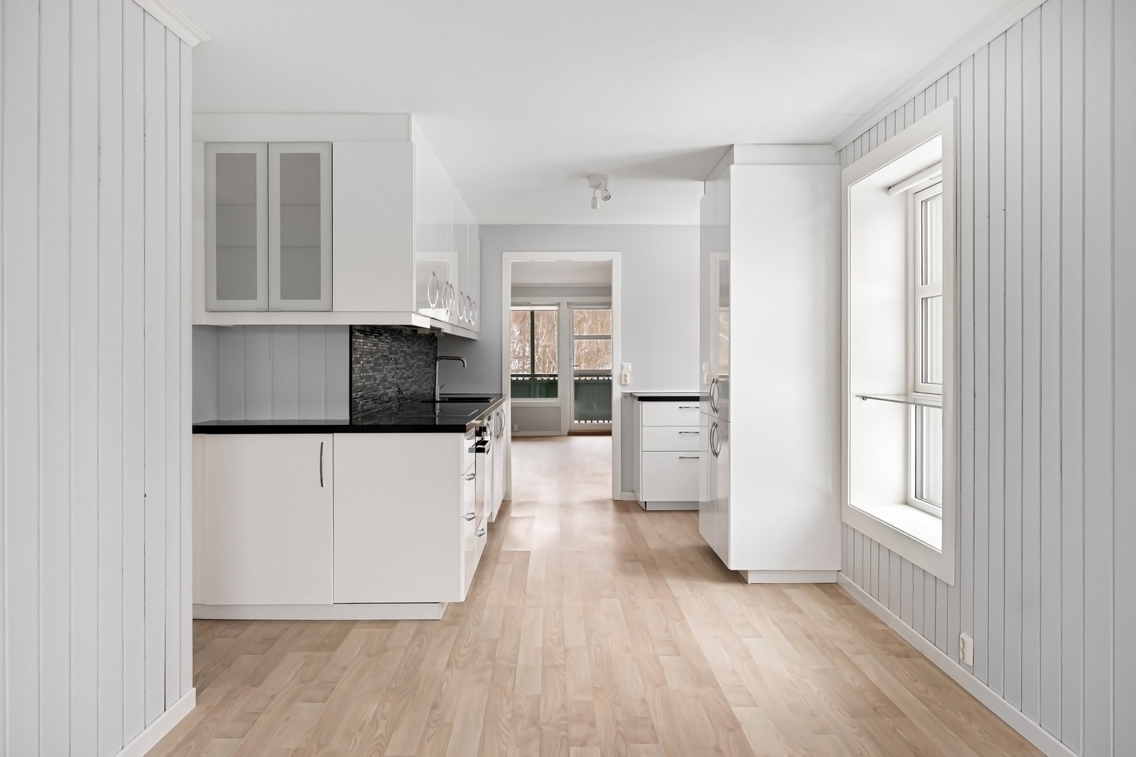 Kjøkkenet har en praktisk utforming med god arbeids- og lagringsplass. Galleribilde