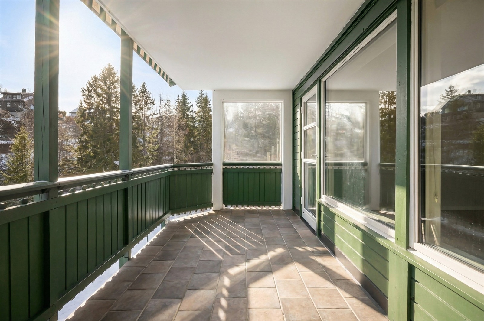 En attraktiv endeleilighet med en romslig balkong på 11 m² vendt mot naturen. Galleribilde