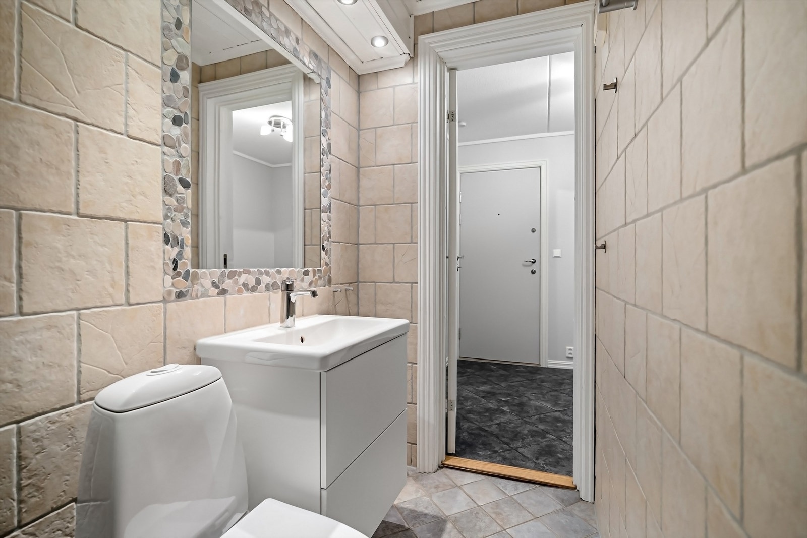 Dette badet ligger praktisk til i tilknytning til entréen. Galleribilde