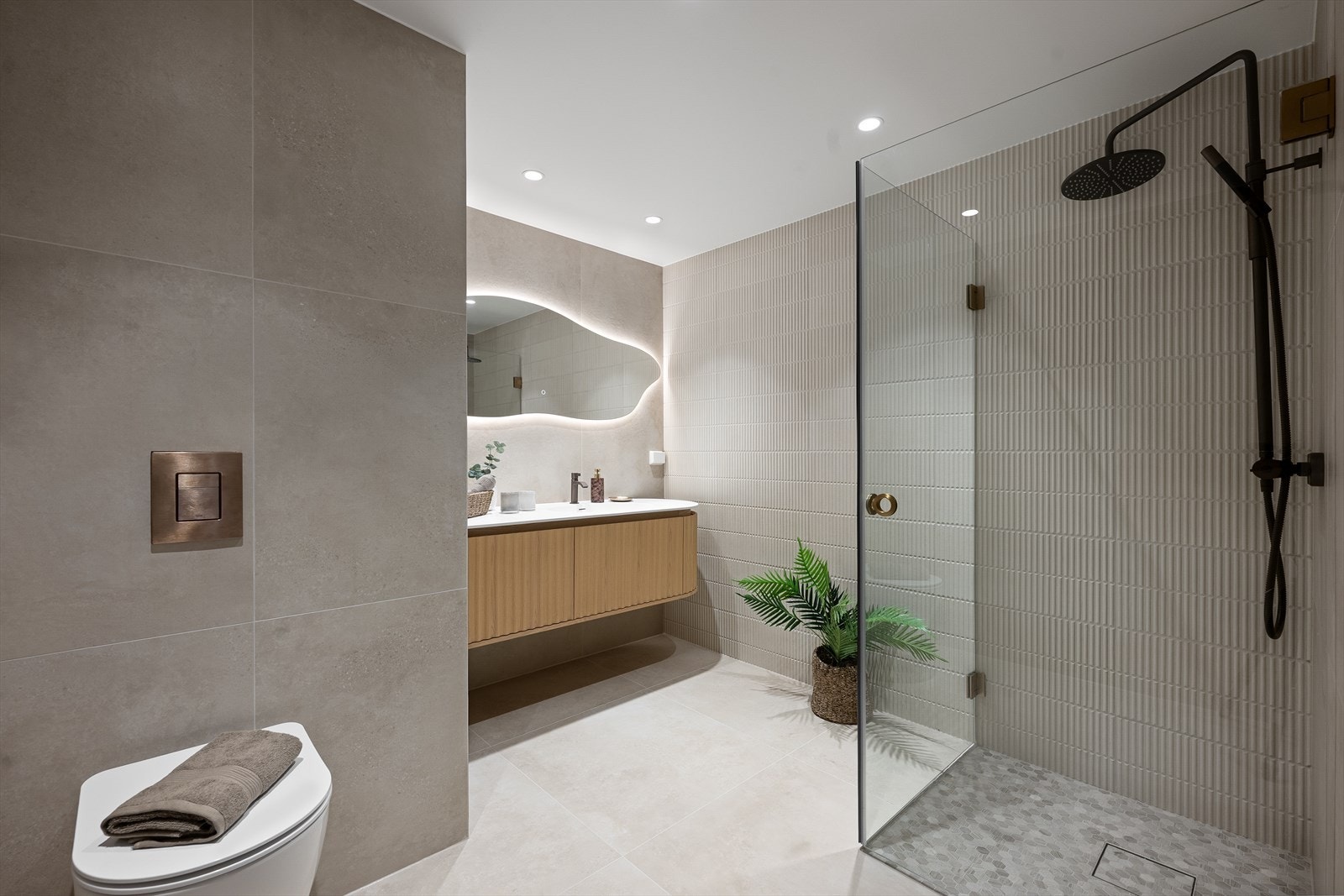 Delikat bad i tilknytning til hovedsoverom Galleribilde