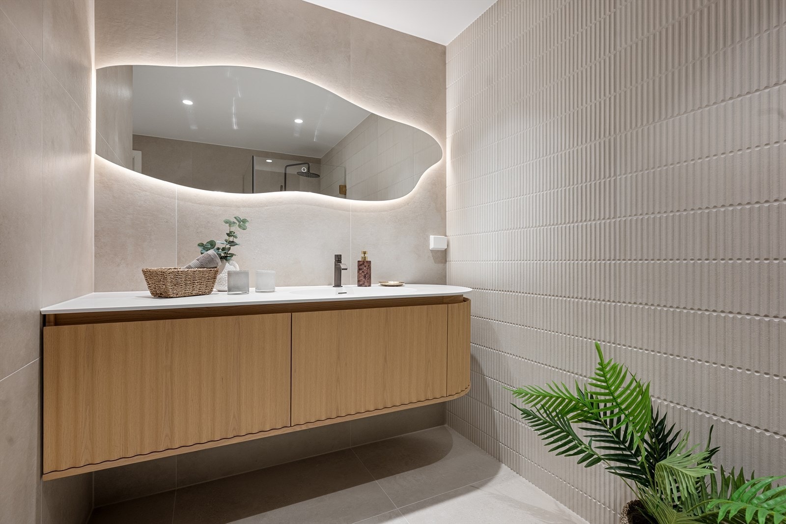 Lekkert speil og baderomsinnredning fra Nygaard Bad Galleribilde