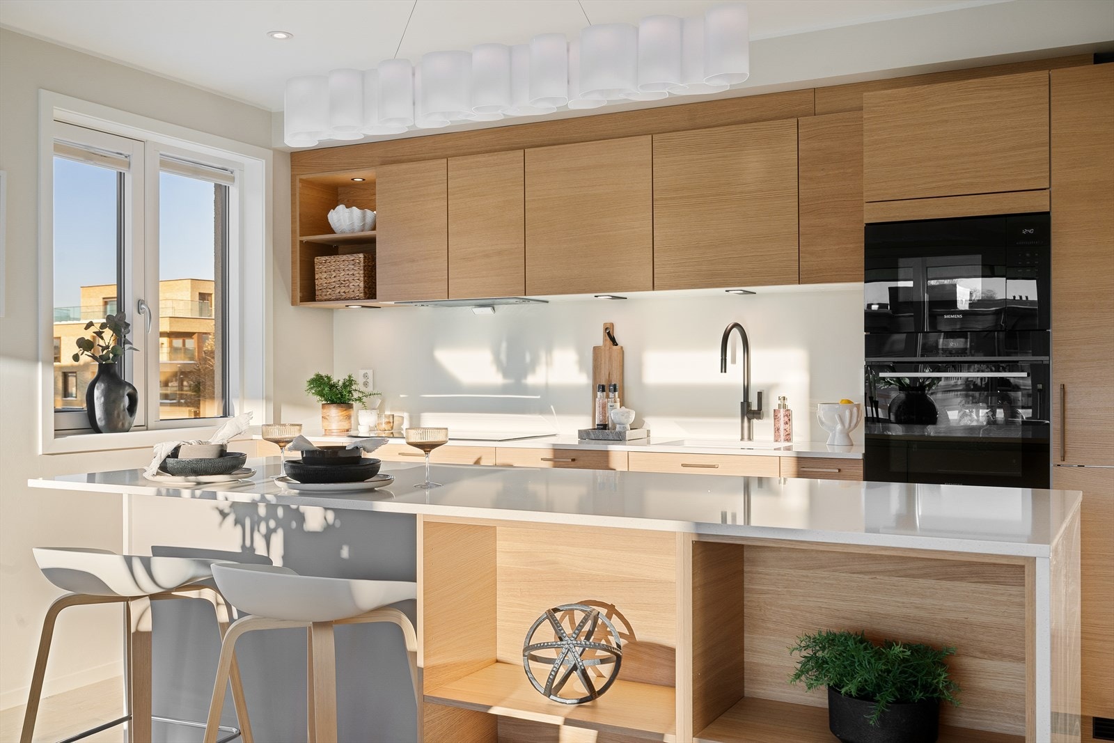 Kjøkken med store benkeplater i komposittstein Galleribilde