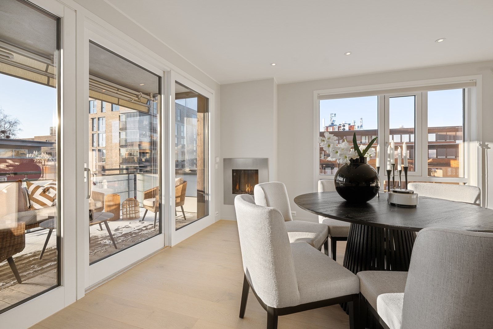 Det er utgang fra stuen/kjøkken til balkong på 10 kvm Galleribilde