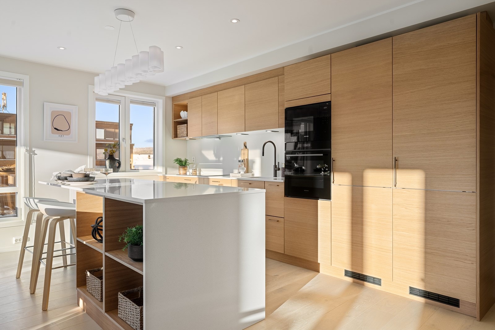 Kvik-Kjøkken fra 2025 med alle hvitevarer fra Siemens. Kjøkkenarmatur med uttrekkbar tut fra Tapwell Galleribilde