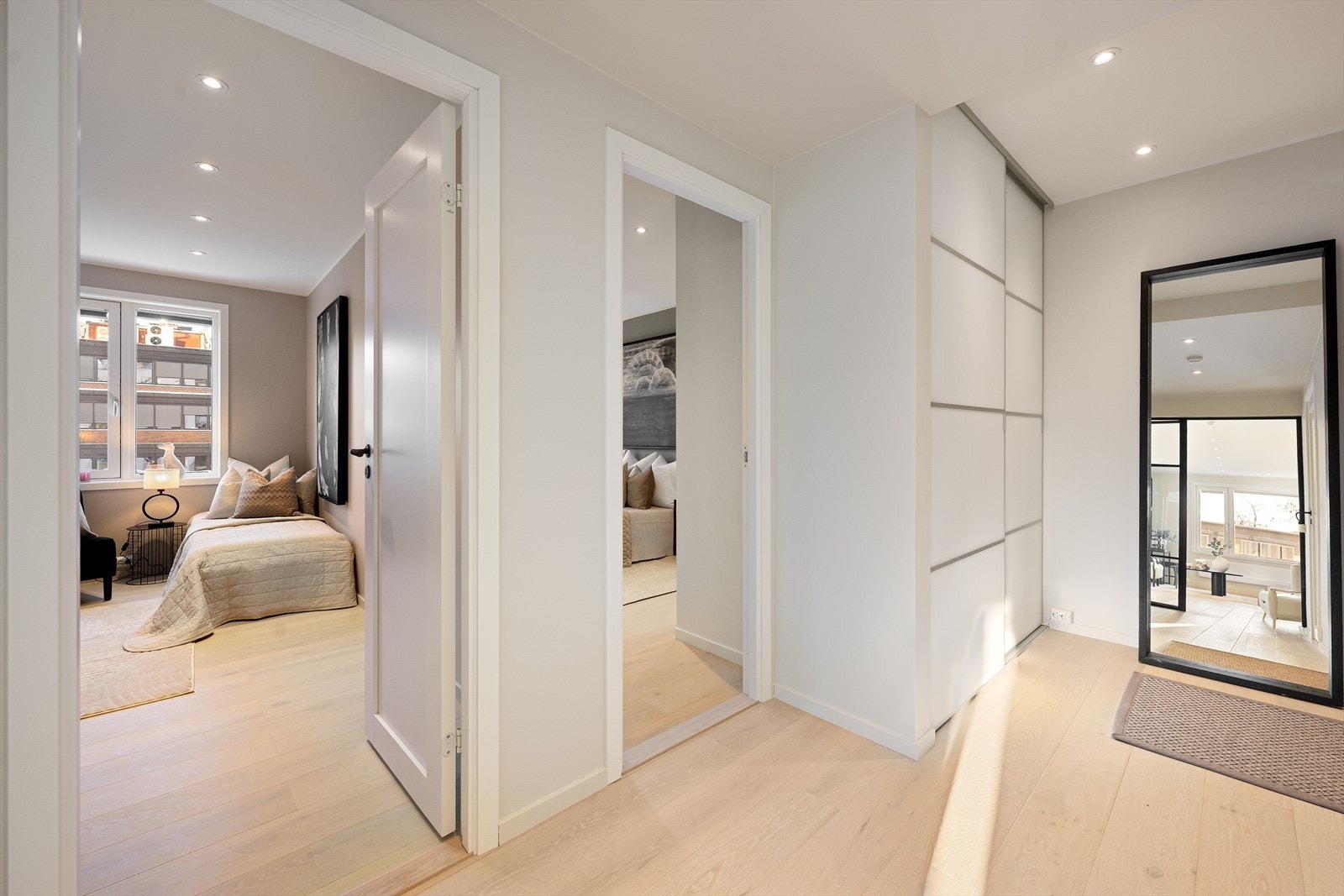 Innbydende hall med garderobe Galleribilde