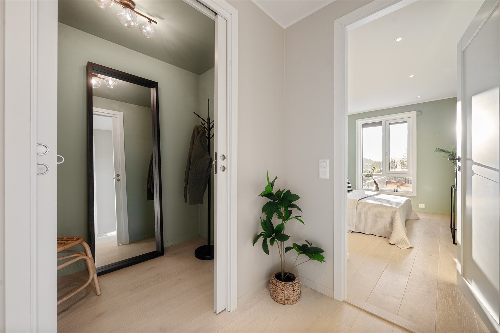 Walk-in-garderobe i tilknytning til hovedsoverom Galleribilde