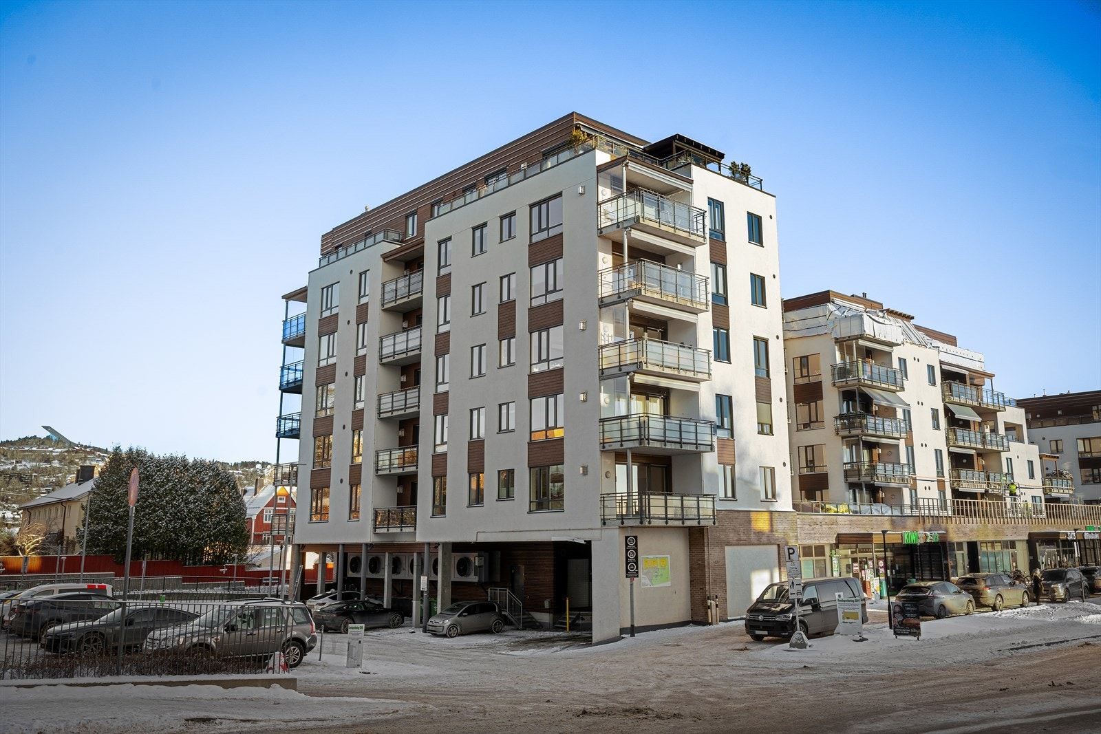 Kiwi, SATS og Røa bad er noen meter fra hovedinngangen Galleribilde