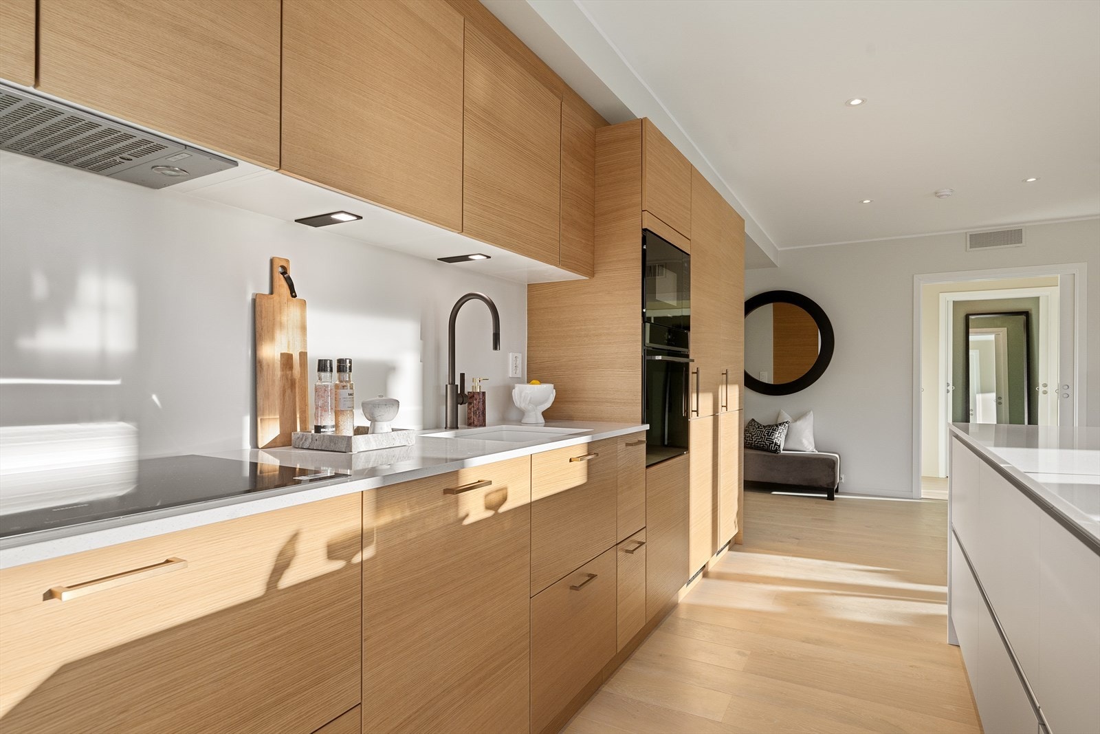 Kjøkken med god lagringsplass og hel kjøl og hel frys Galleribilde