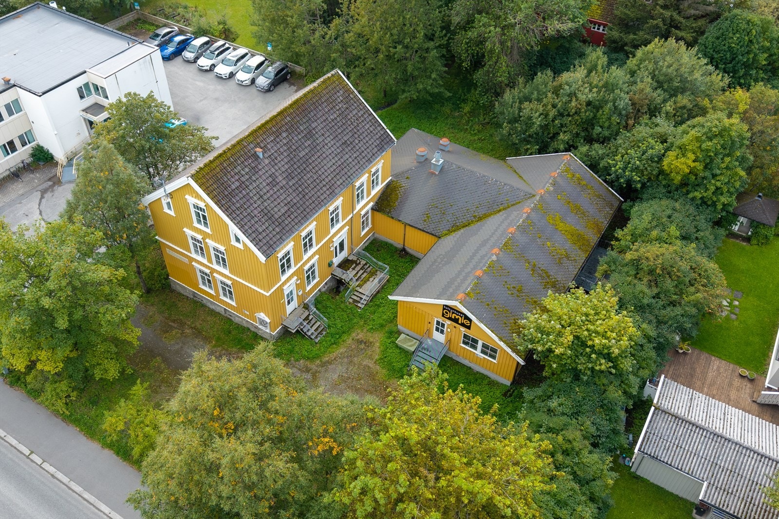 Byggegården er oppført i ca. 1907 og er bevaringsverdig. Gimle ble påbygget og etablert etablert i ca. 1978 Galleribilde