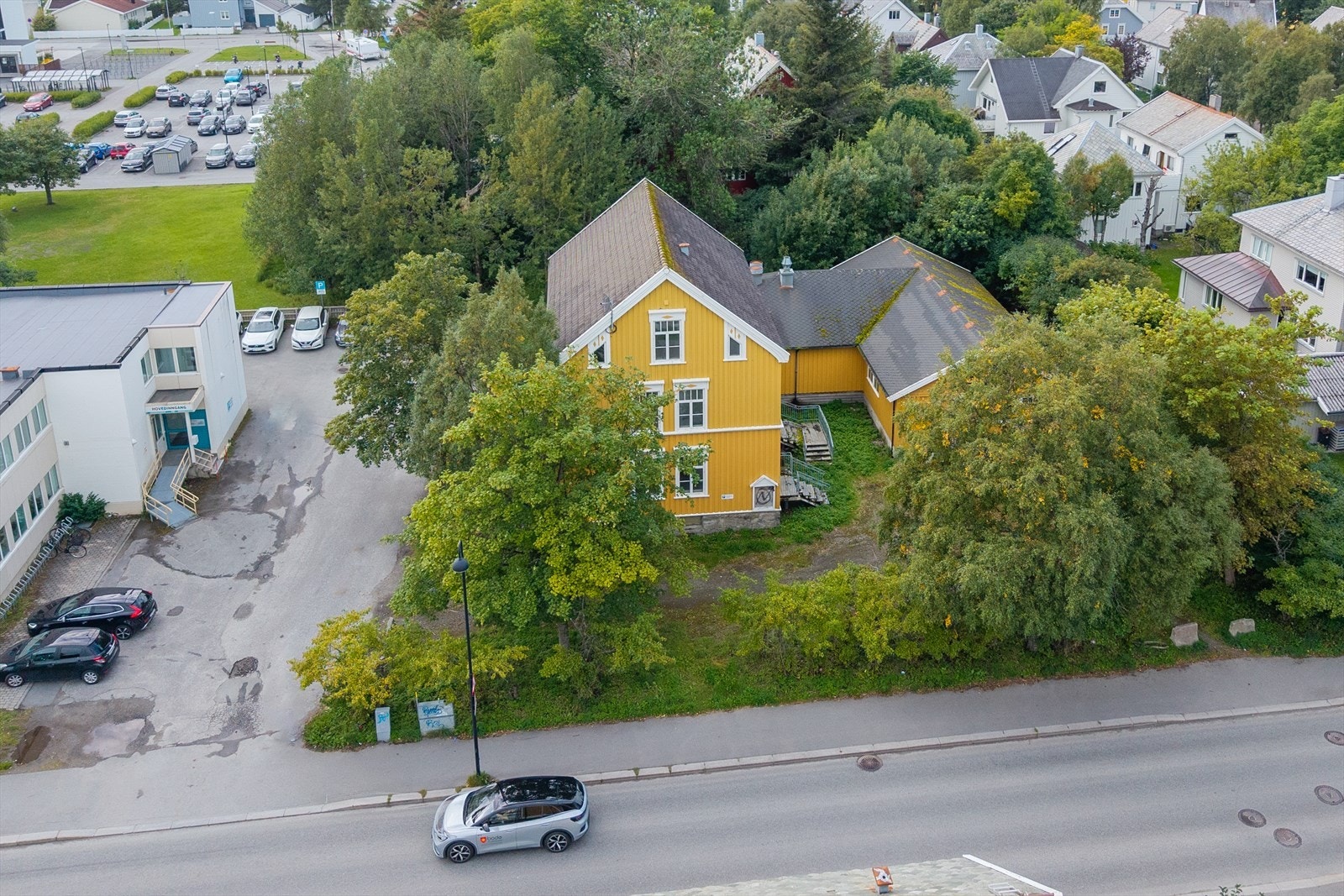 Det er planlagt fradeling av eiendommen og tomteareal etter fradeling er beregnet til ca. 1 434 kvm Galleribilde