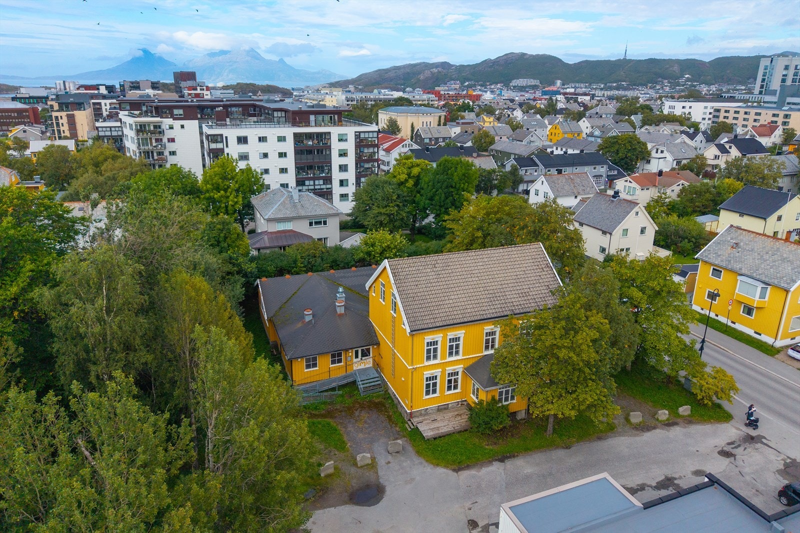 Her ligger du sentralt til med nærhet til "alt" av fasiliteter og tjenester - Det er også nærhet til flere grønne lunger som Rensåsparken, Zefyrhaugen, Rensåsparken/Solparken m.m. Galleribilde
