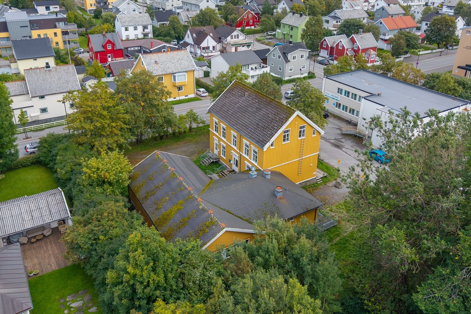 Buggegården (den høye delen av eiendommen) er en sen utgave av sveitserstilen, også kalt sveitser-jugend, med wiener-jugend-vinduer - Den skiller seg noe ut fra husene langs Parkveien med en større høyde og vertikalkarakter Galleribilde