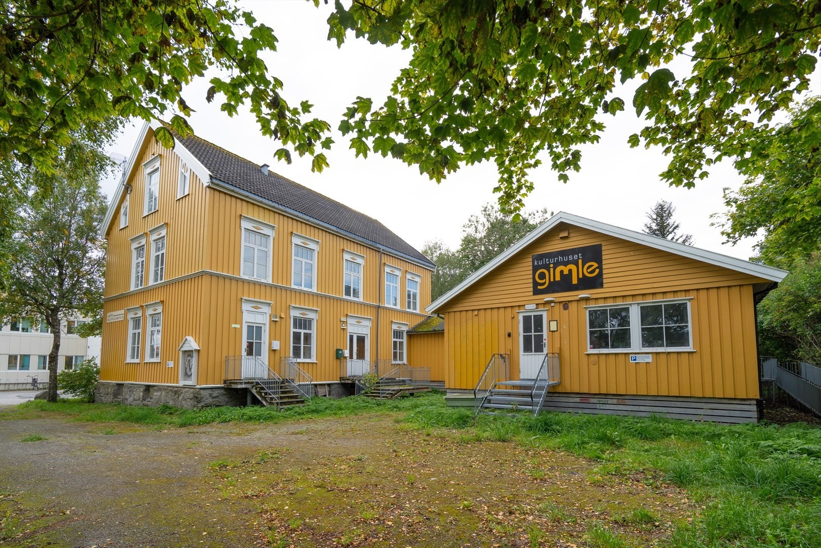 Ved utvikling av eiendommen kan tilbygget til høyre i bildet rives, og det kan etableres opptil 4 boenheter i selve Buggegården til venstre Galleribilde