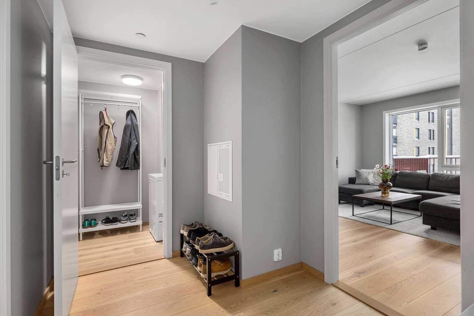 Entreen er innbydende med god plass til yttertøy og sko. Galleribilde