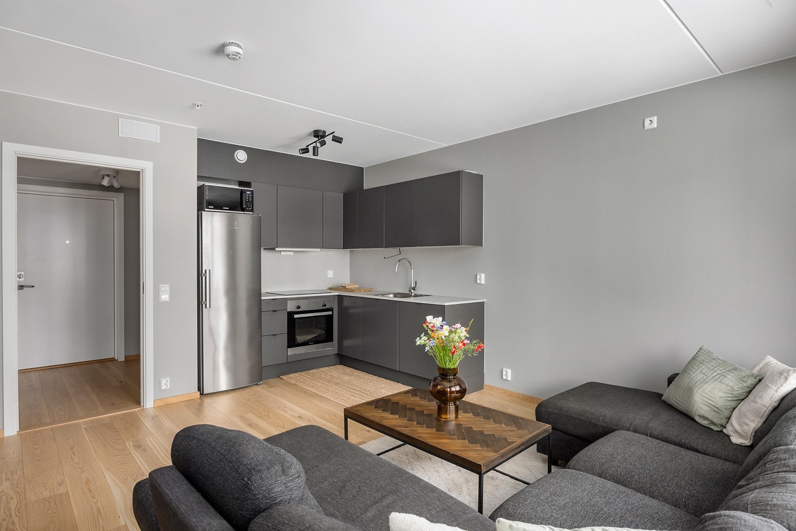 Kjøkkenet er praktisk plassert i hjørnet av rommet som gir plass til spisebord. Galleribilde