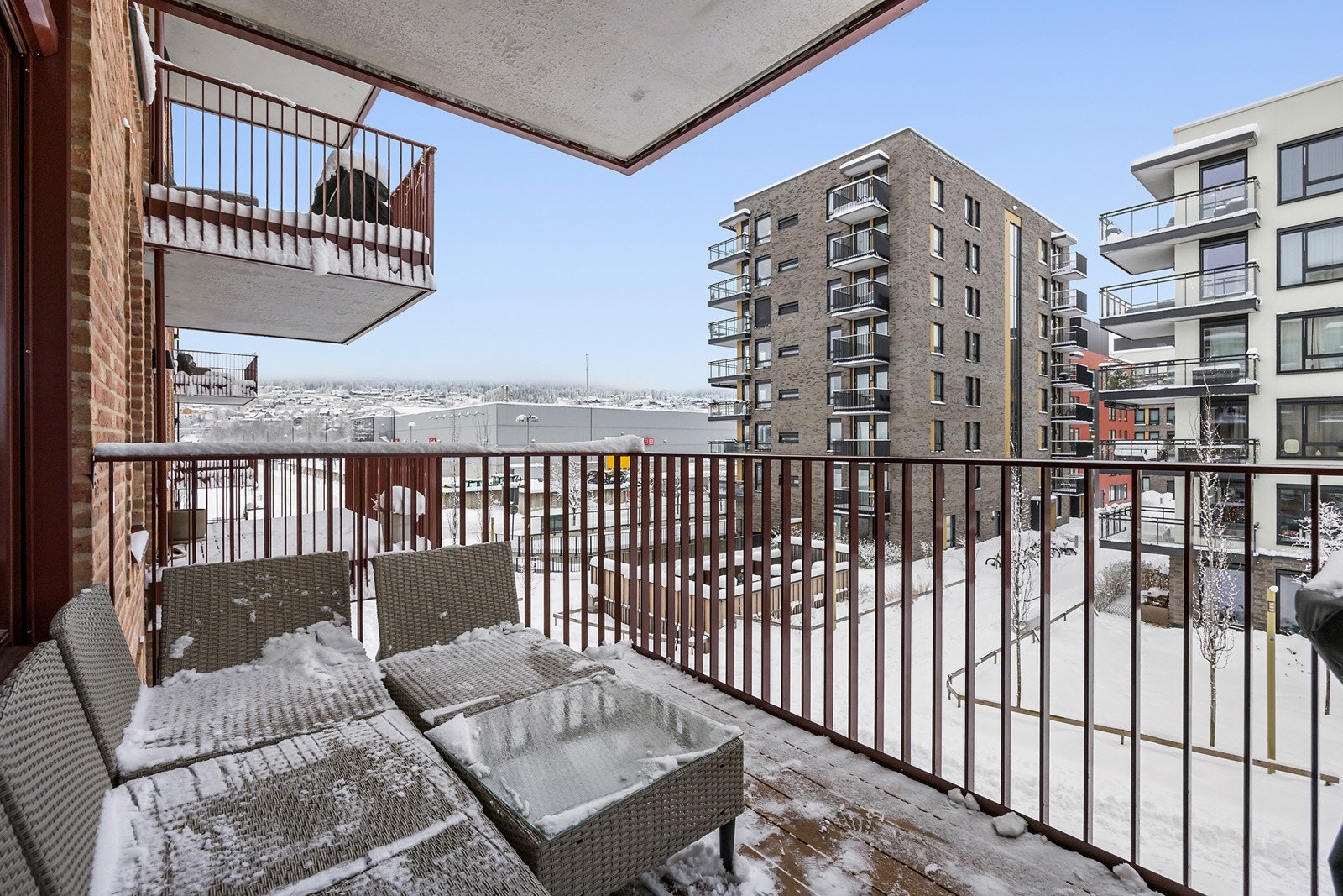 Fra stuen er det skyvedør ut til flott vestvendt balkong på ca. 8 kvm. Galleribilde