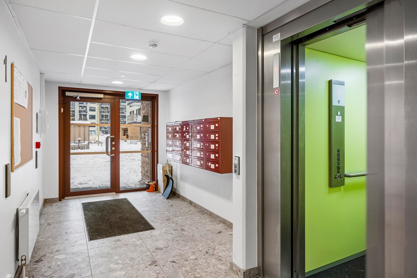 Bygget er fra 2024 og har mulighet til trappefri adkomst med heis. Galleribilde