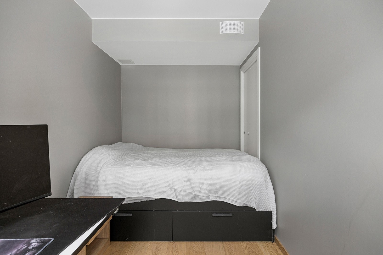 Her har du opprinnelig inngang fra to sider, gjennom praktiske skyvedører fra stuen til soverom. Galleribilde