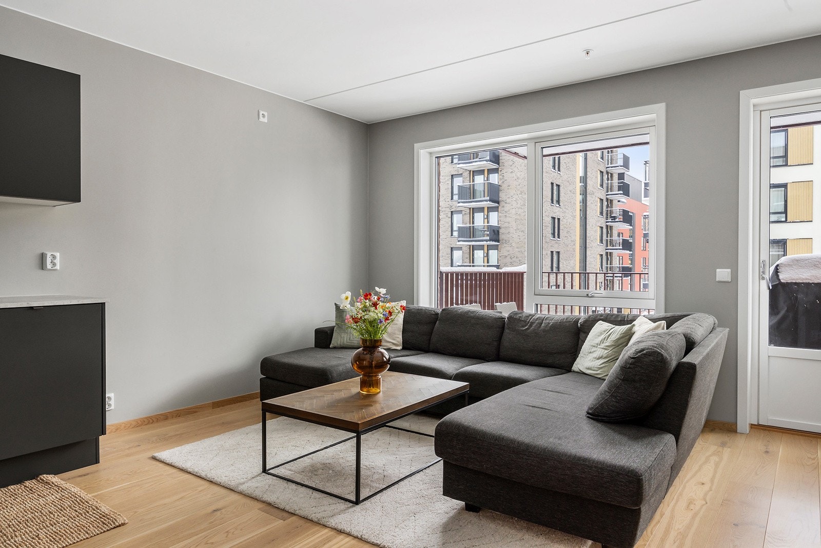 Leiligheten er moderne med lys eikeparkett, vegger malt i delikate farger, god takhøyde og gode lysforhold fra store vindusflater. Galleribilde