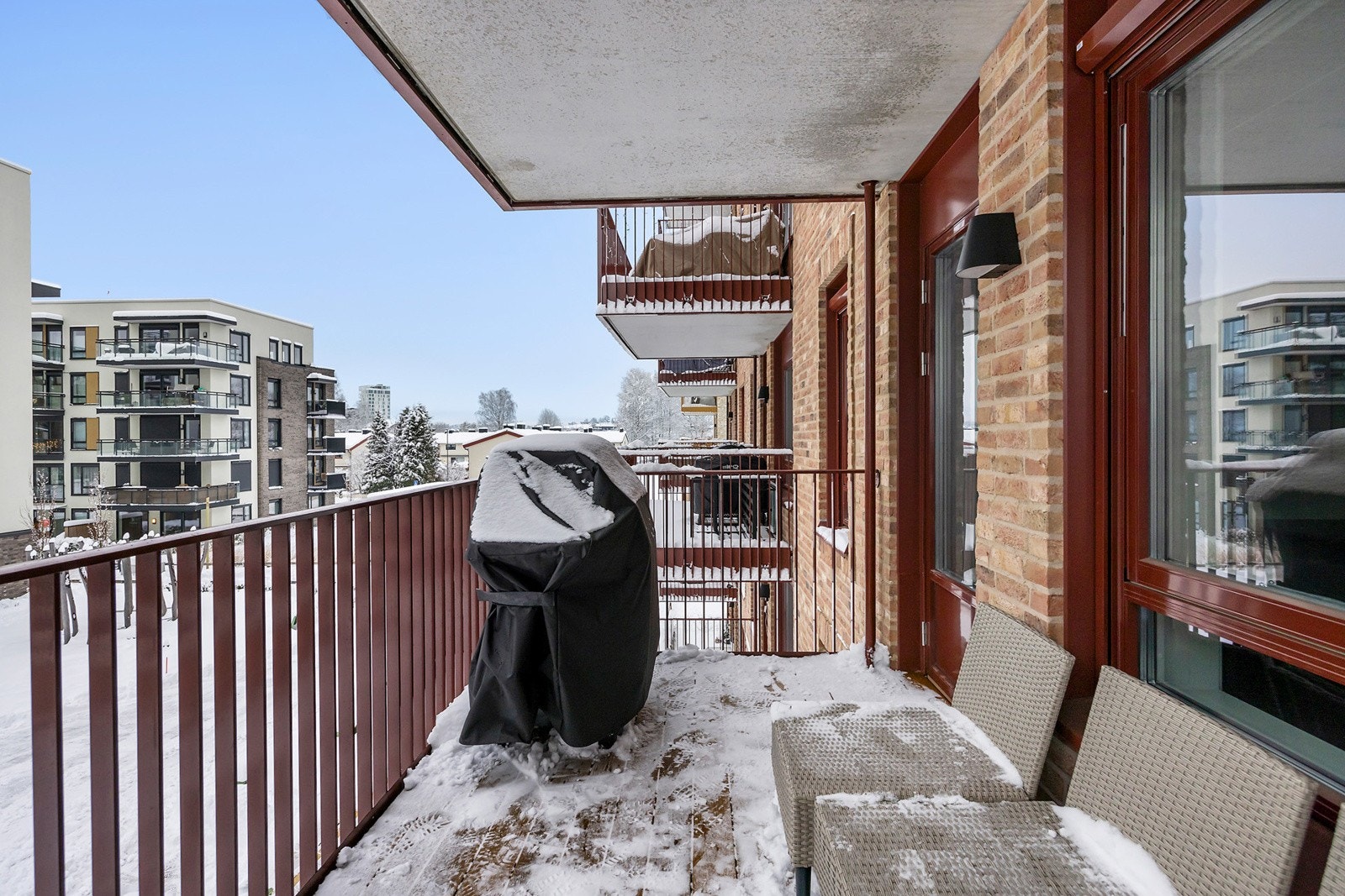 Balkongen er utstyrt med to stikkontakter samt belysning. Galleribilde