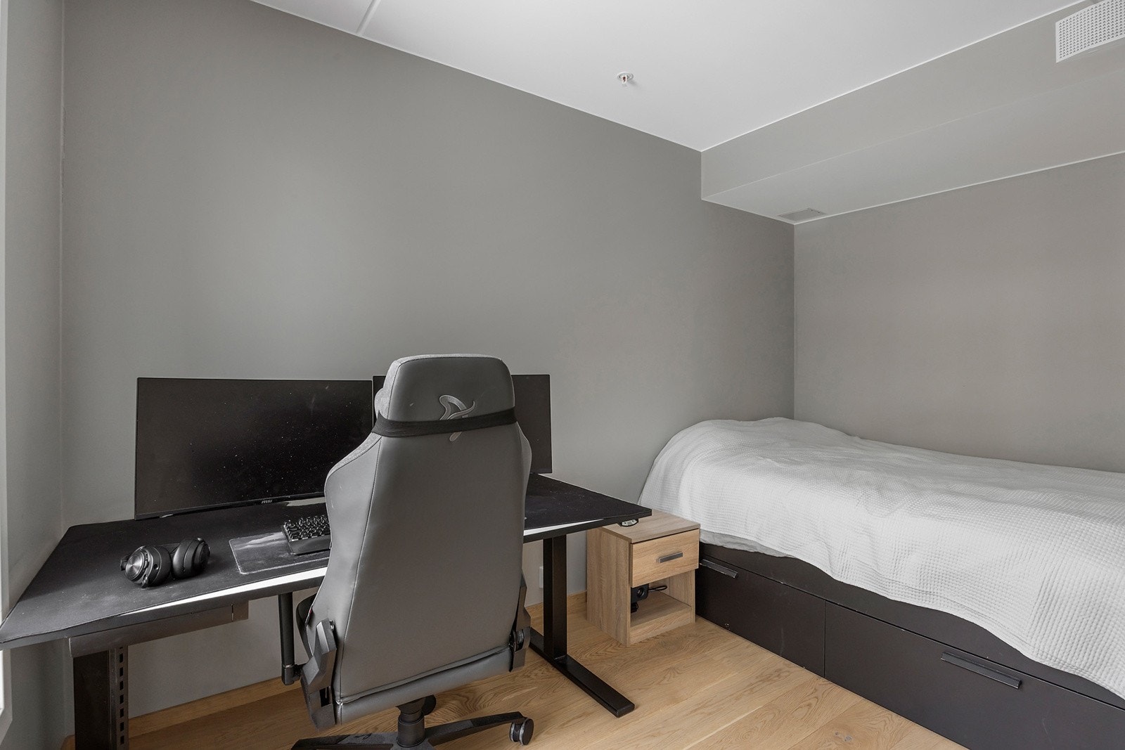 Leilighetens hovedsoverom er av god størrelse med plass til dobbeltseng, nattbord og kommode. Galleribilde