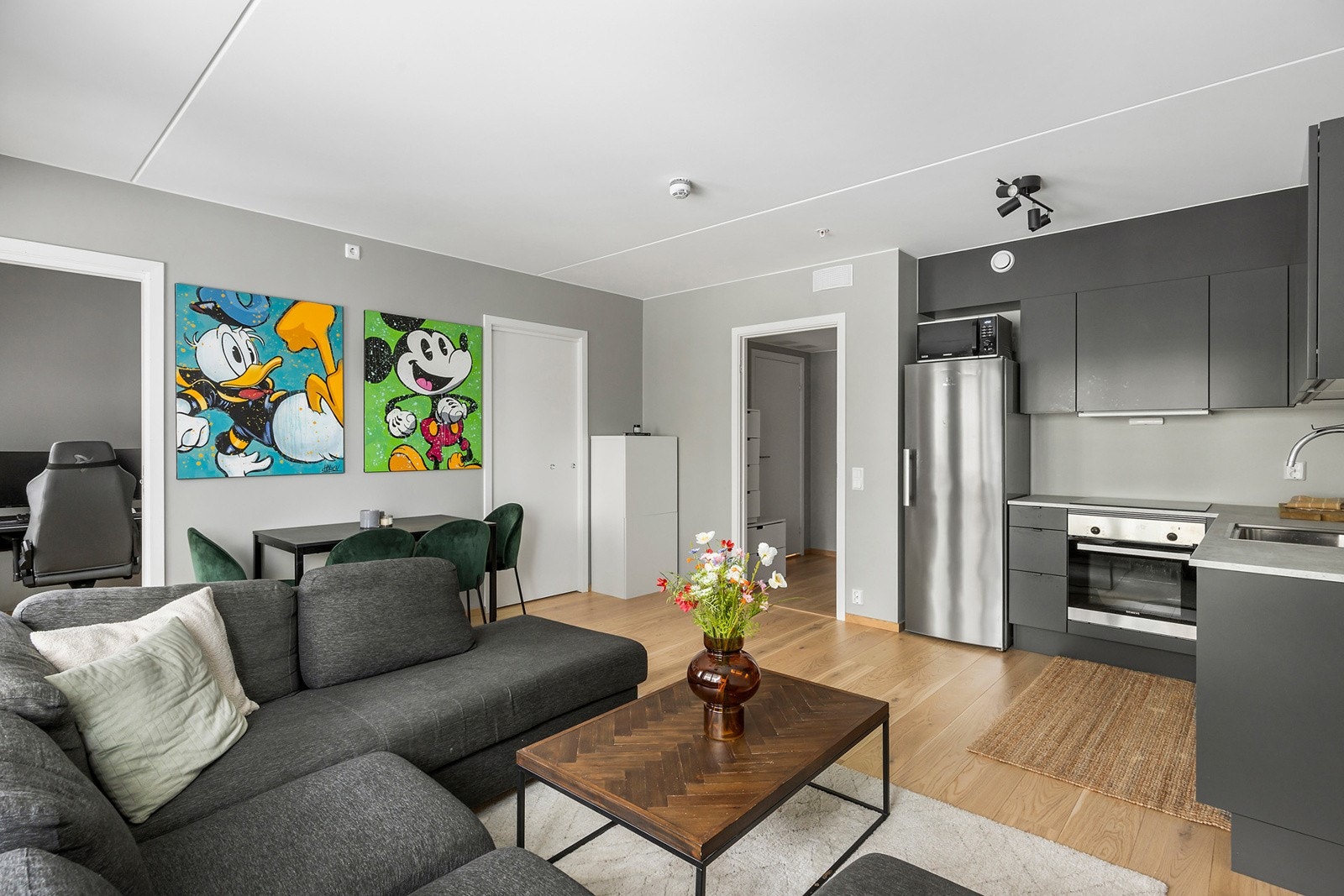 Leiligheten har en åpen stue- og kjøkkenløsning med god romfordeling. Galleribilde