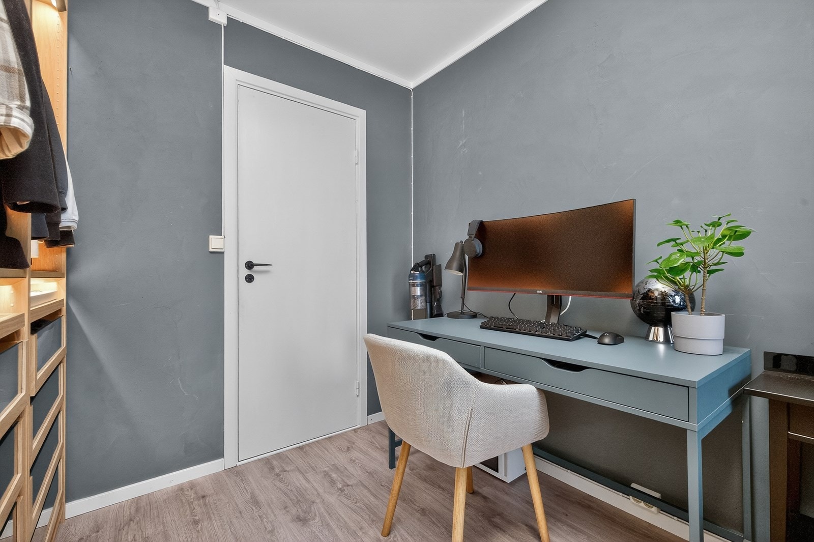 For ekstra oppbevaring, er det i kjelleren to boder som følger med leiligheten. Galleribilde