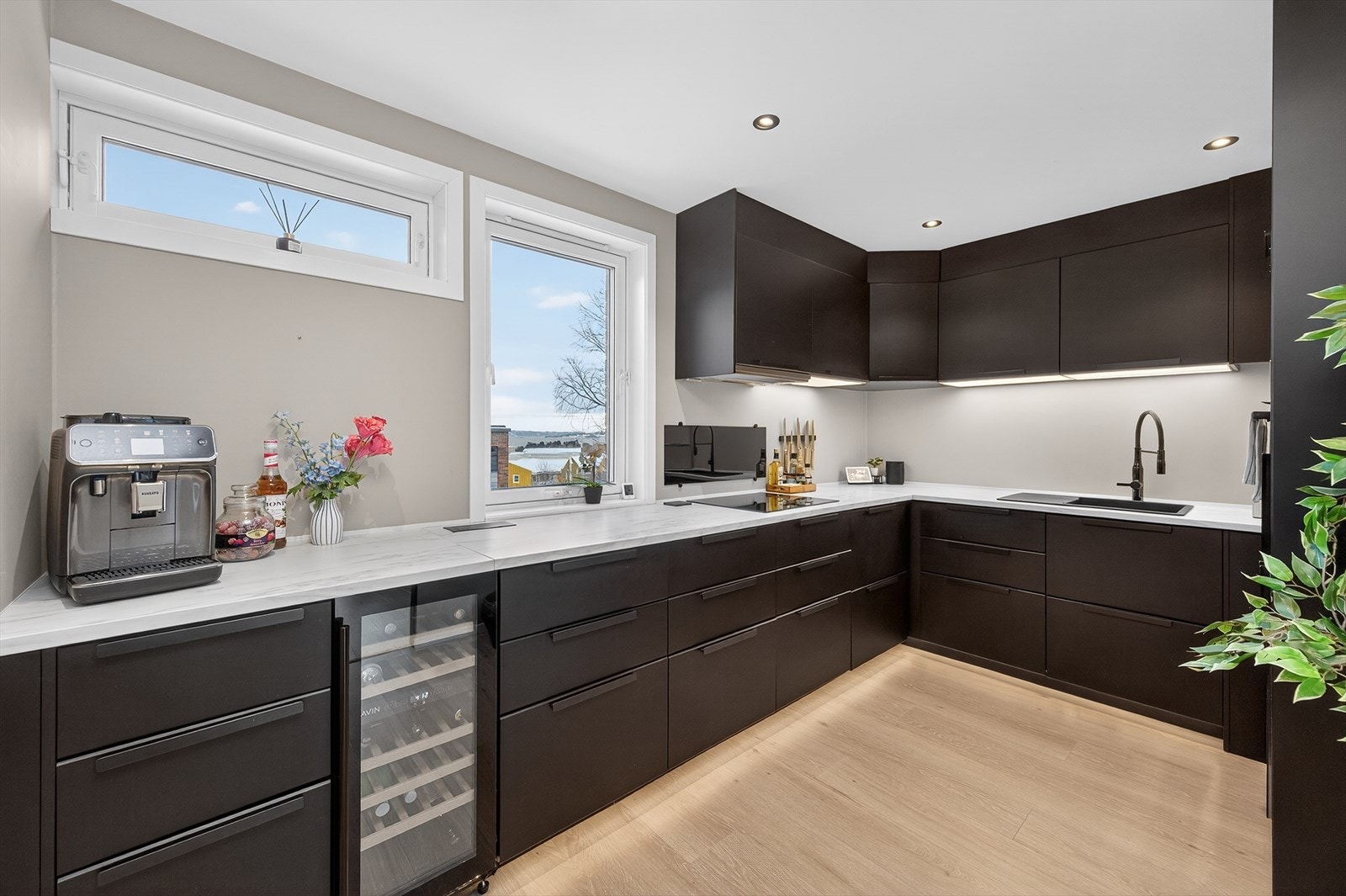 Det er også integrert vinkjøleskap, som gir en praktisk løsning for oppbevaring av vin i riktig temperatur. Galleribilde