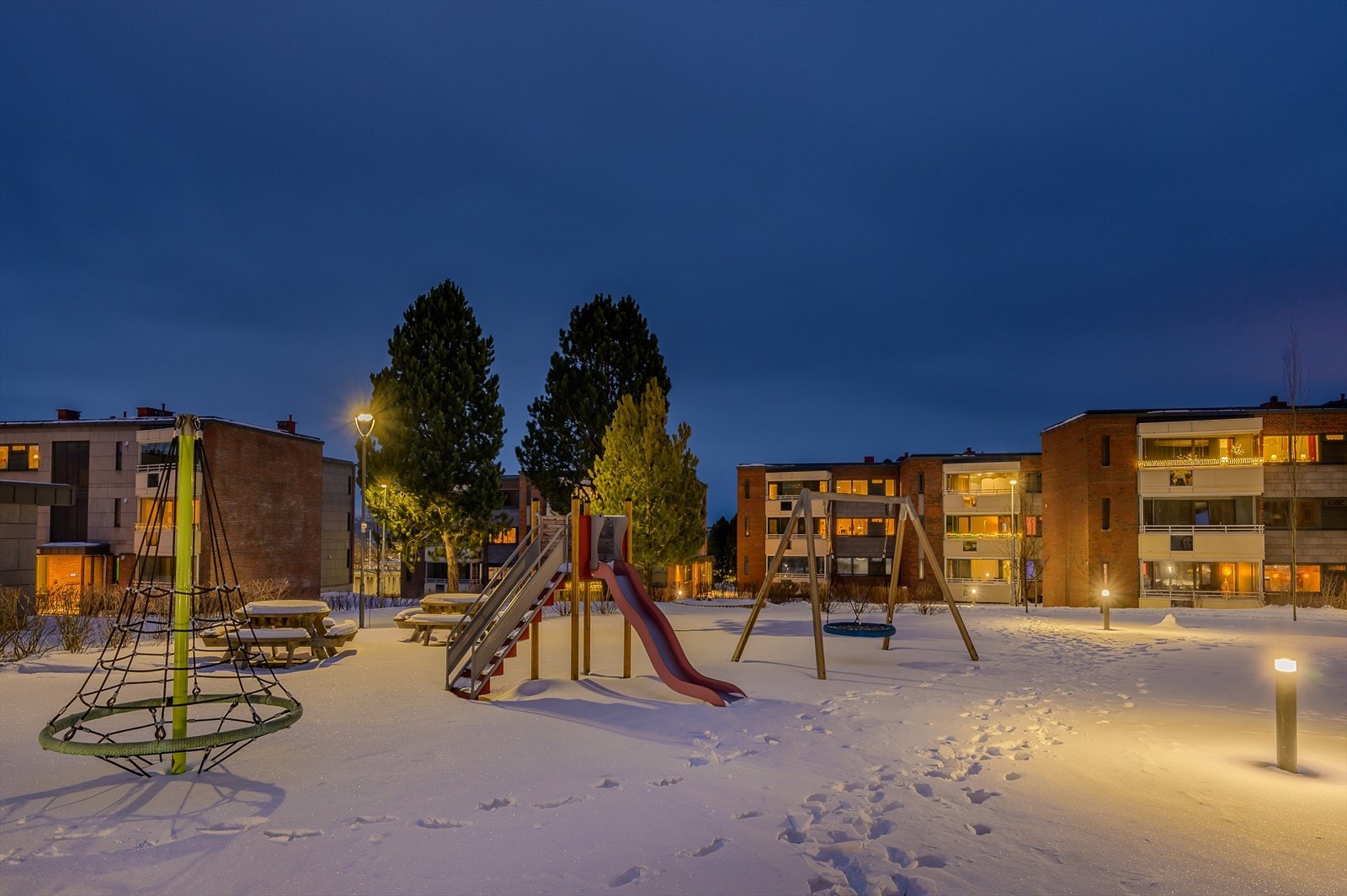 Innen kort avstand finnes flere servicefasiliteter som blant annet flere nærbutikker, barnehager, skoler og, helse- og velferdssenter. Galleribilde