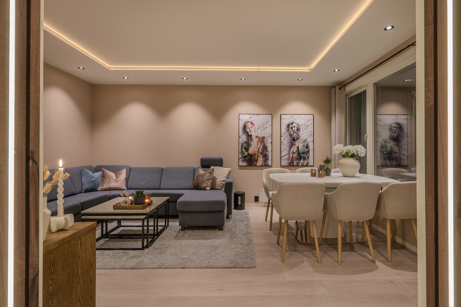 Eier påkostet leiligheten mye de siste årene og har blant annet senket deler av himling og satt inn spotter. Galleribilde