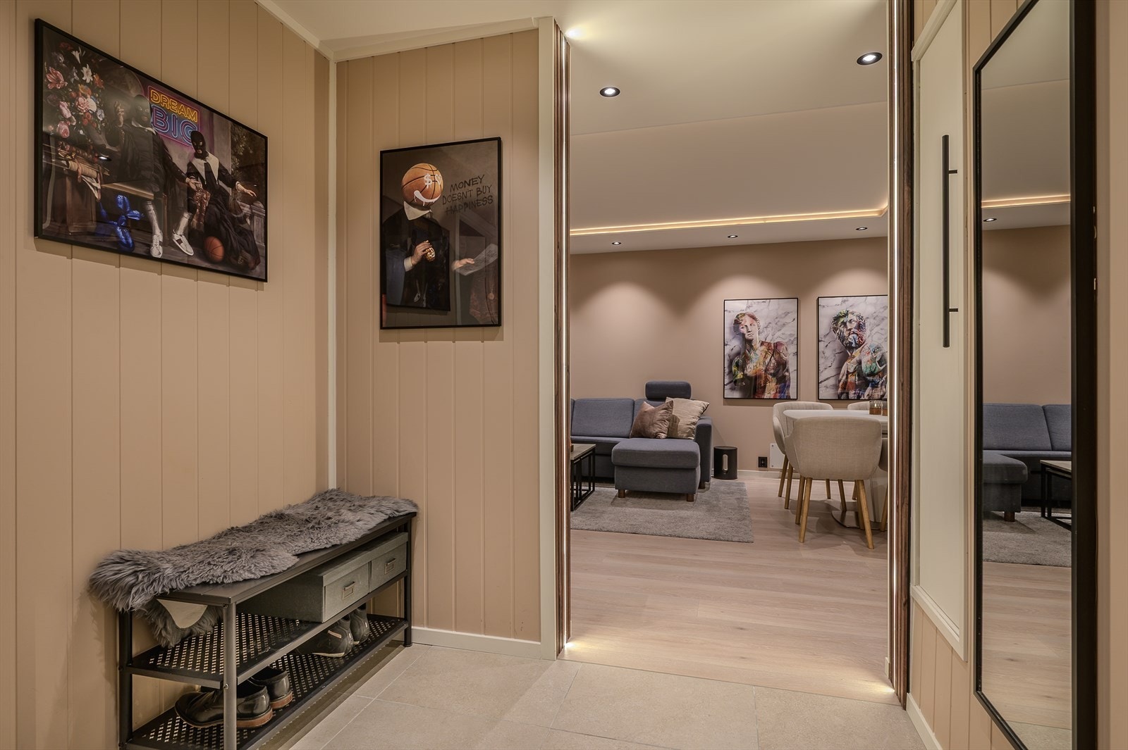 I gangen er det godt med oppbevaringsplass for yttertøy og sko Galleribilde