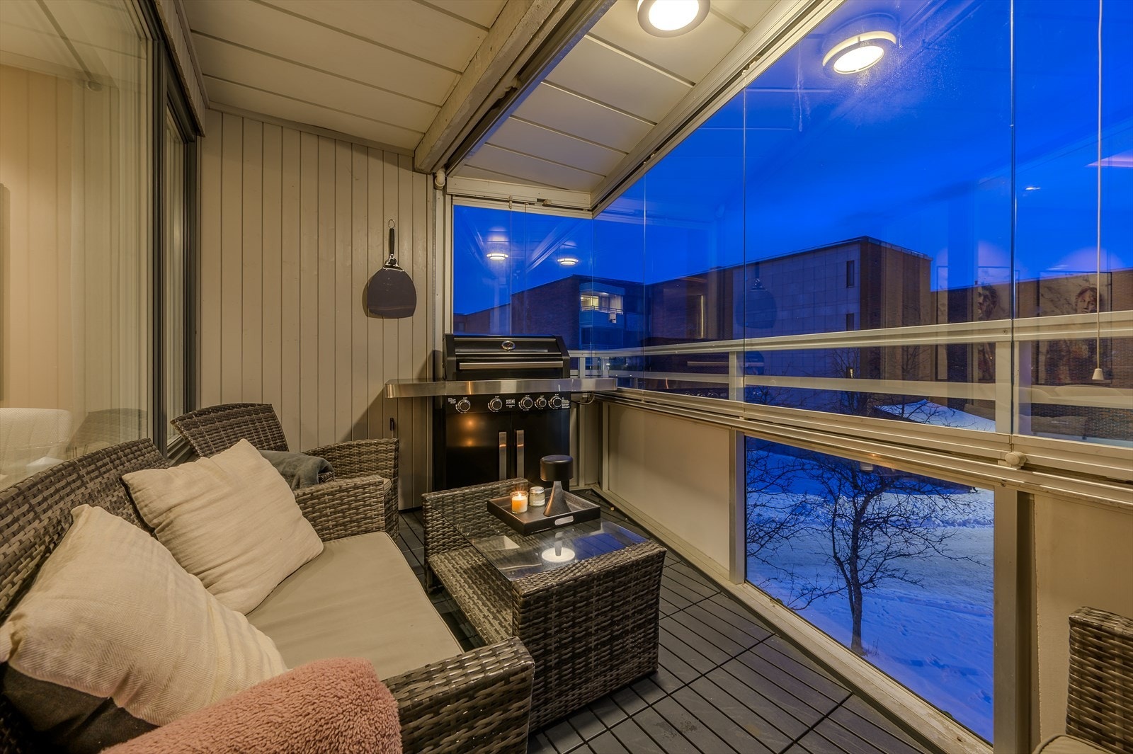 Sørvendt balkong på ca. 7m² med ypperlige solforhold - perfekt for rolige morgenstunder og hyggelige ettermiddager. Galleribilde