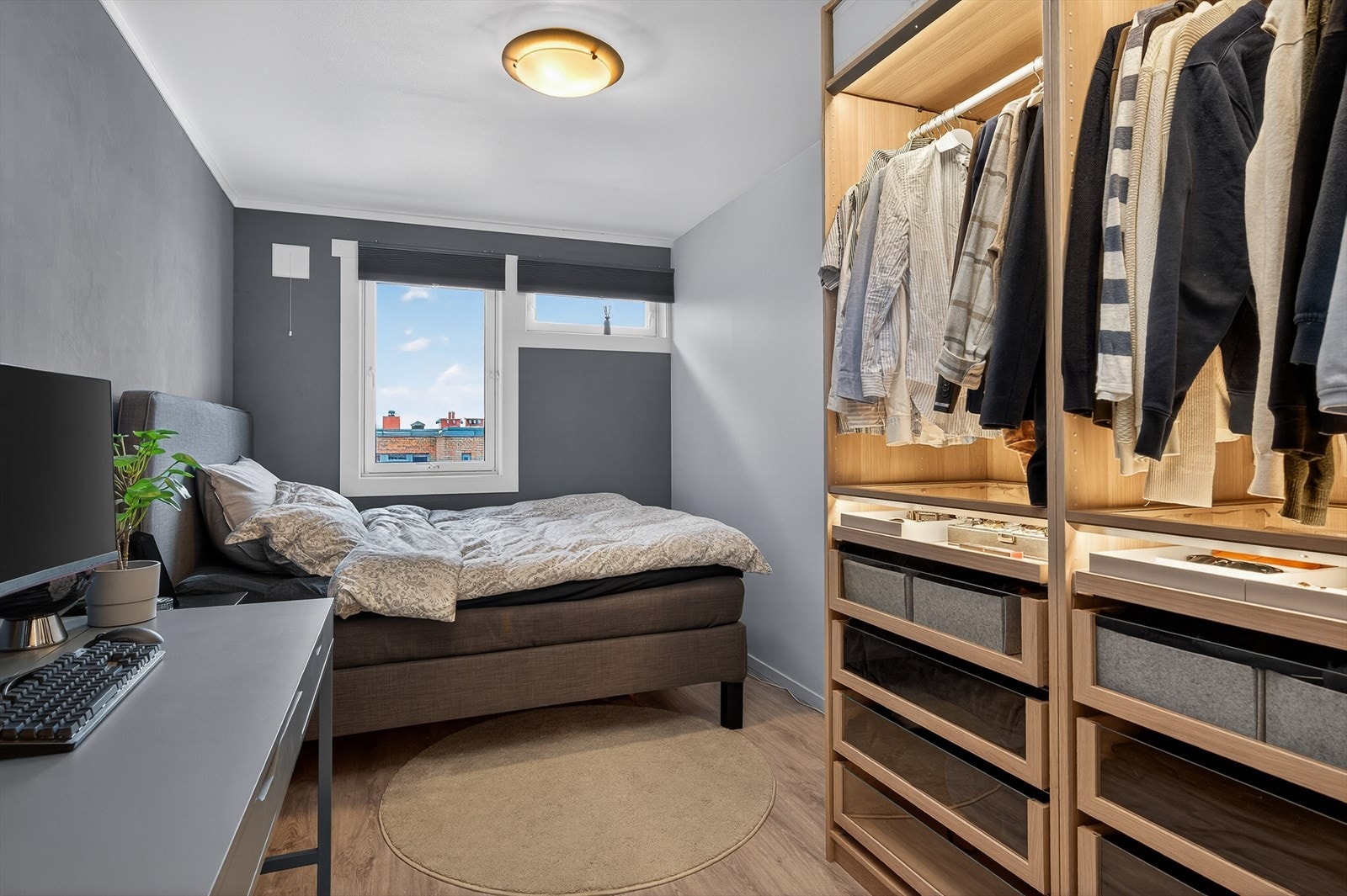 Leilighetens soverom er på 10m². Soverommet har en praktisk løsning med plass til garderobeskap, dobbelseng og skrivepult. Galleribilde