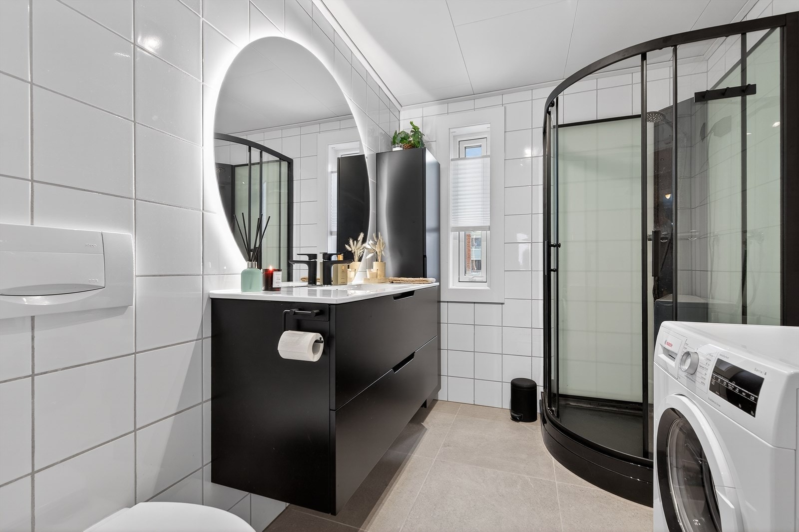 Meget pent bad på 5m² med varme i gulv. Badet er videre utstyrt med dusjkabinett og opplegg for vaskemaskin. Galleribilde