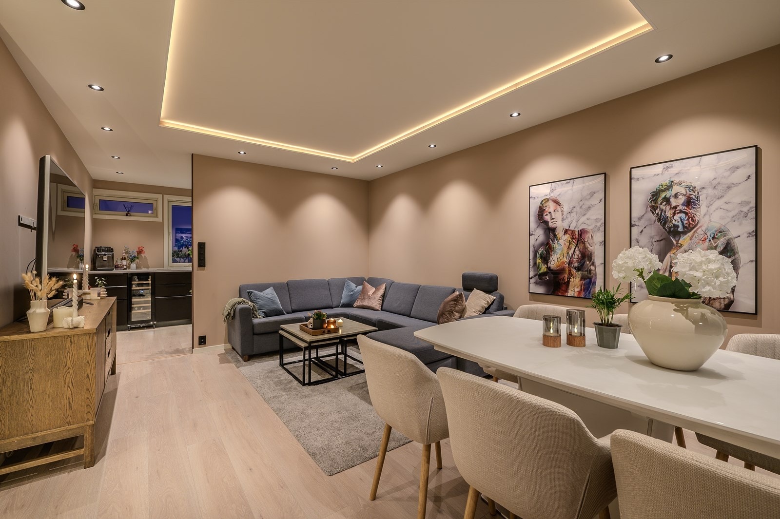 Romslig stue på 21m² med god takhøyde og fleksible møbleringsmuligheter for både sofagruppe og spiseplass. Galleribilde