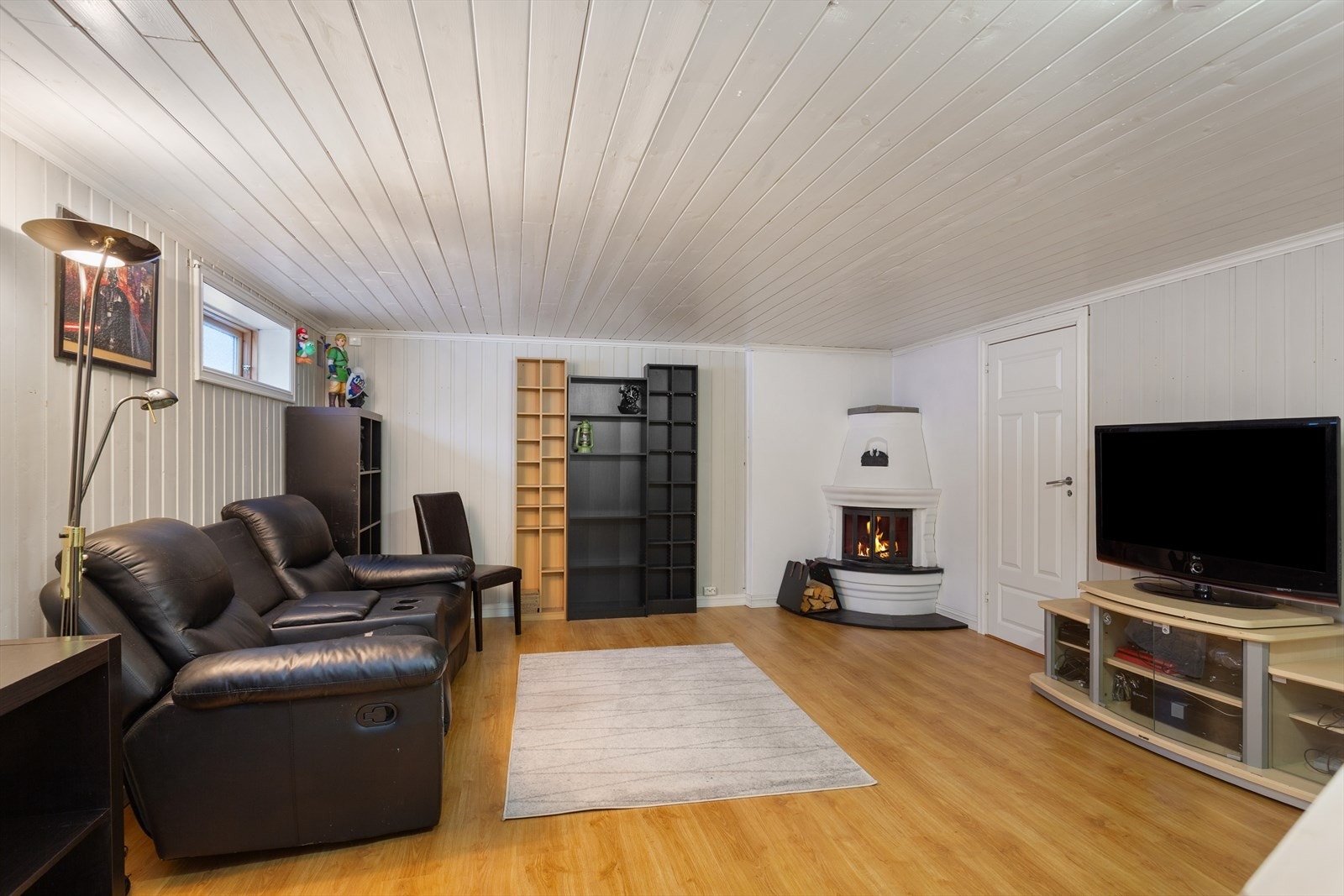 Innredet rom i kjeller med peis Galleribilde