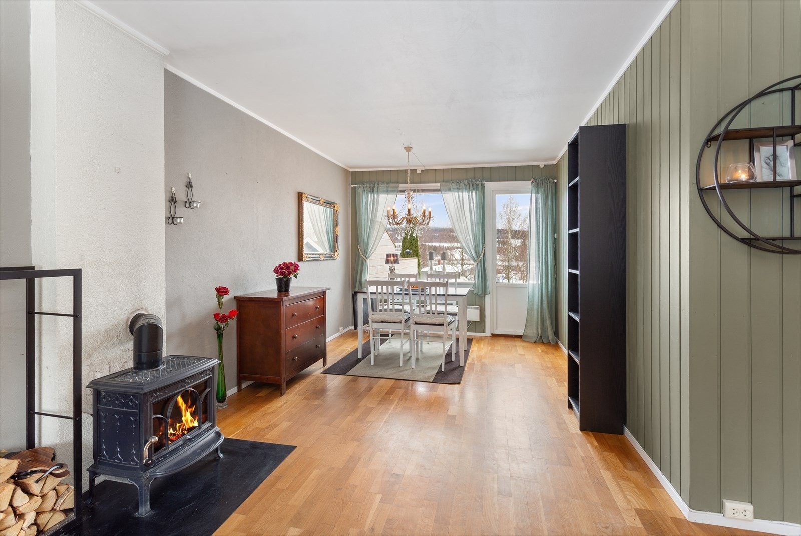 Vedovn med glassdør gir god stemning Galleribilde