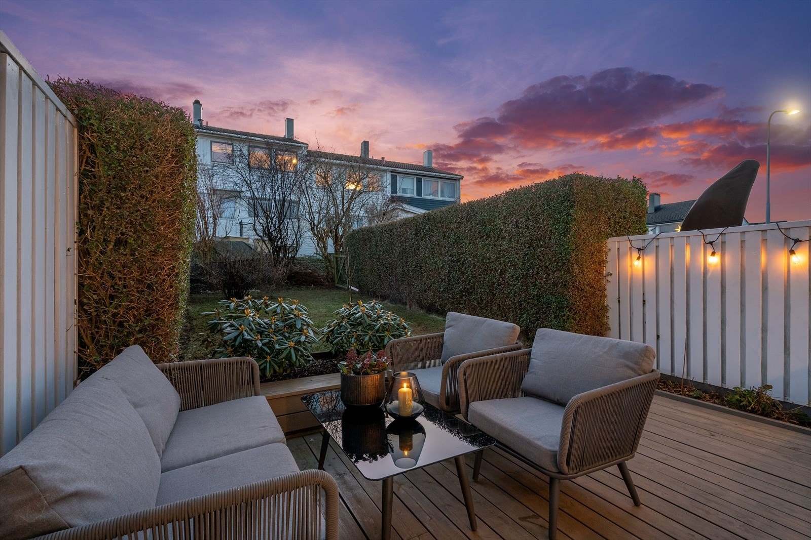 Uteområdet må sies er fint opparbeidet og er godt skjermet, samtidig som de har fine plasseringer på eiendommen i forhold til sol og ivaretar le for vindforhold. Galleribilde