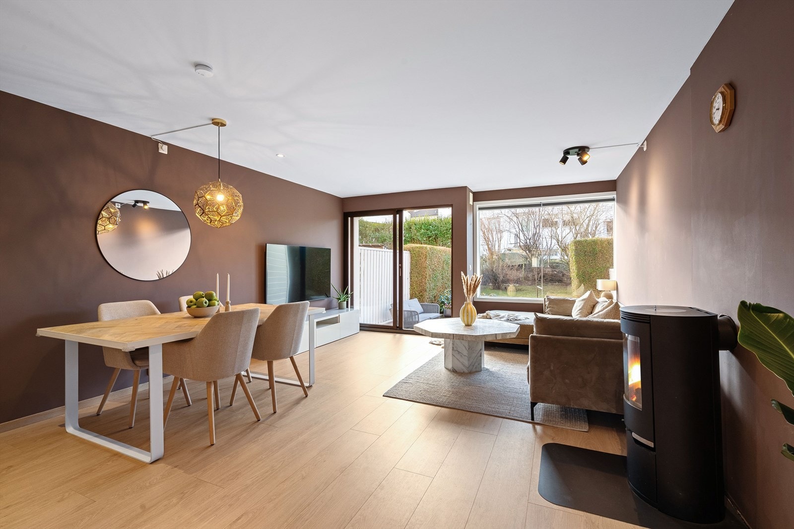 En gjennomgående sosial sone utgjør arealet på første plan og fyller rollen som et stort felles samlingsrom for familien. Galleribilde