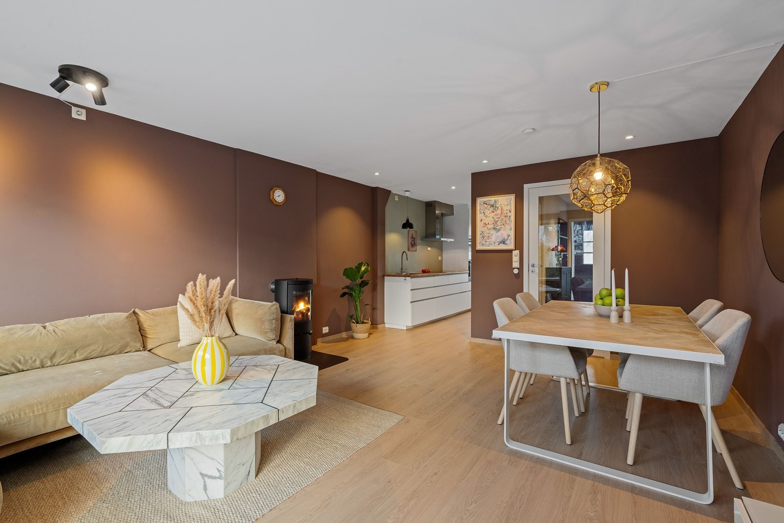 Her er det god plass til en sofagruppe og et spisebord med sitteplass for mange Galleribilde