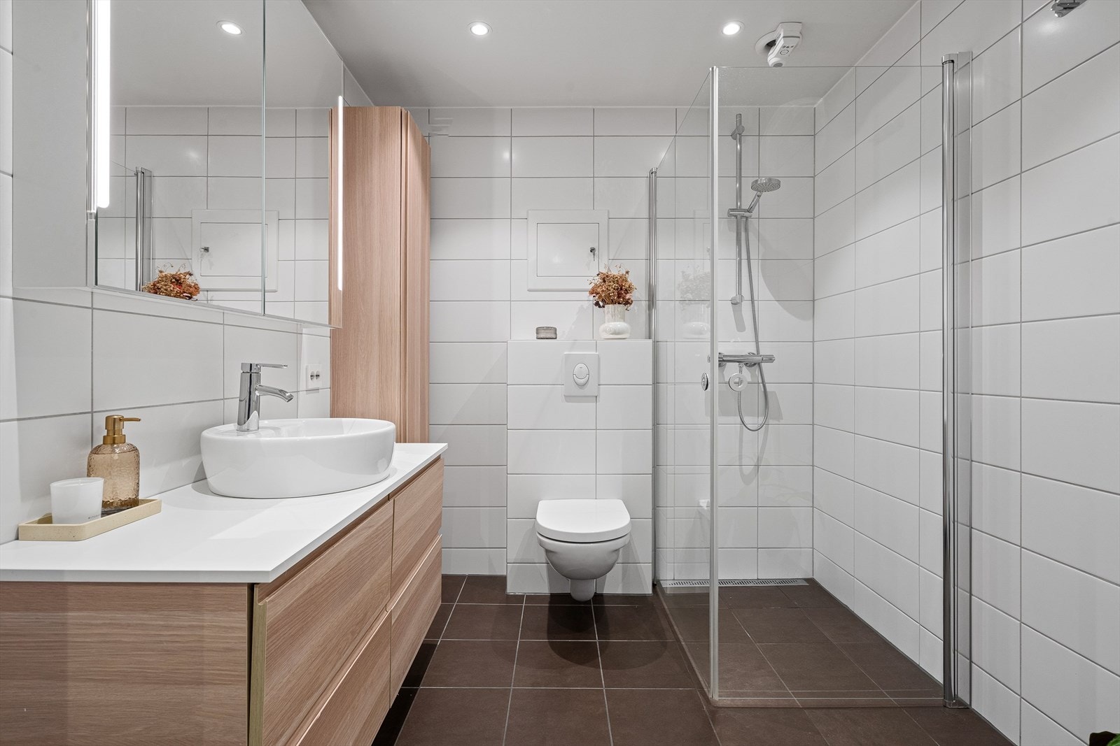 Badet ble renovert i 2016 med tidsriktige fliser på gulv med varmekabler og fliser på vegg. Galleribilde