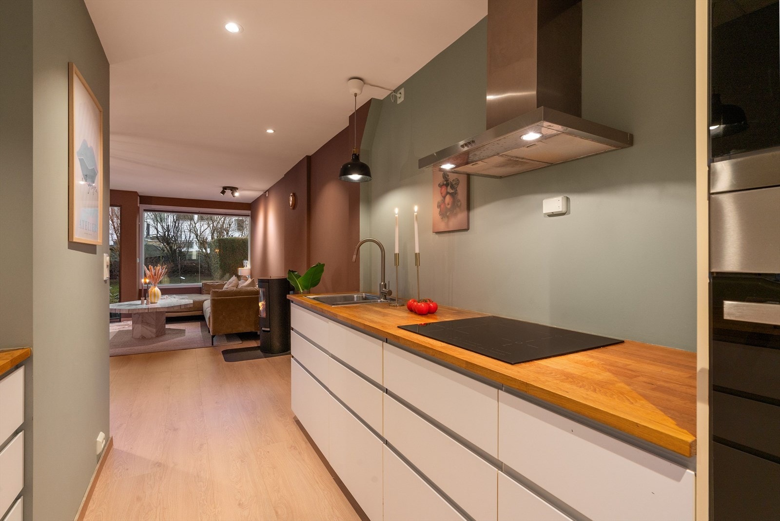 Kjøkkenet er meget velutstyrt med store underskuffer som gir rikelig med oppbevaringsmuligheter, overskap og gode arbeidsflater man kan tilberede måltidene på. Galleribilde