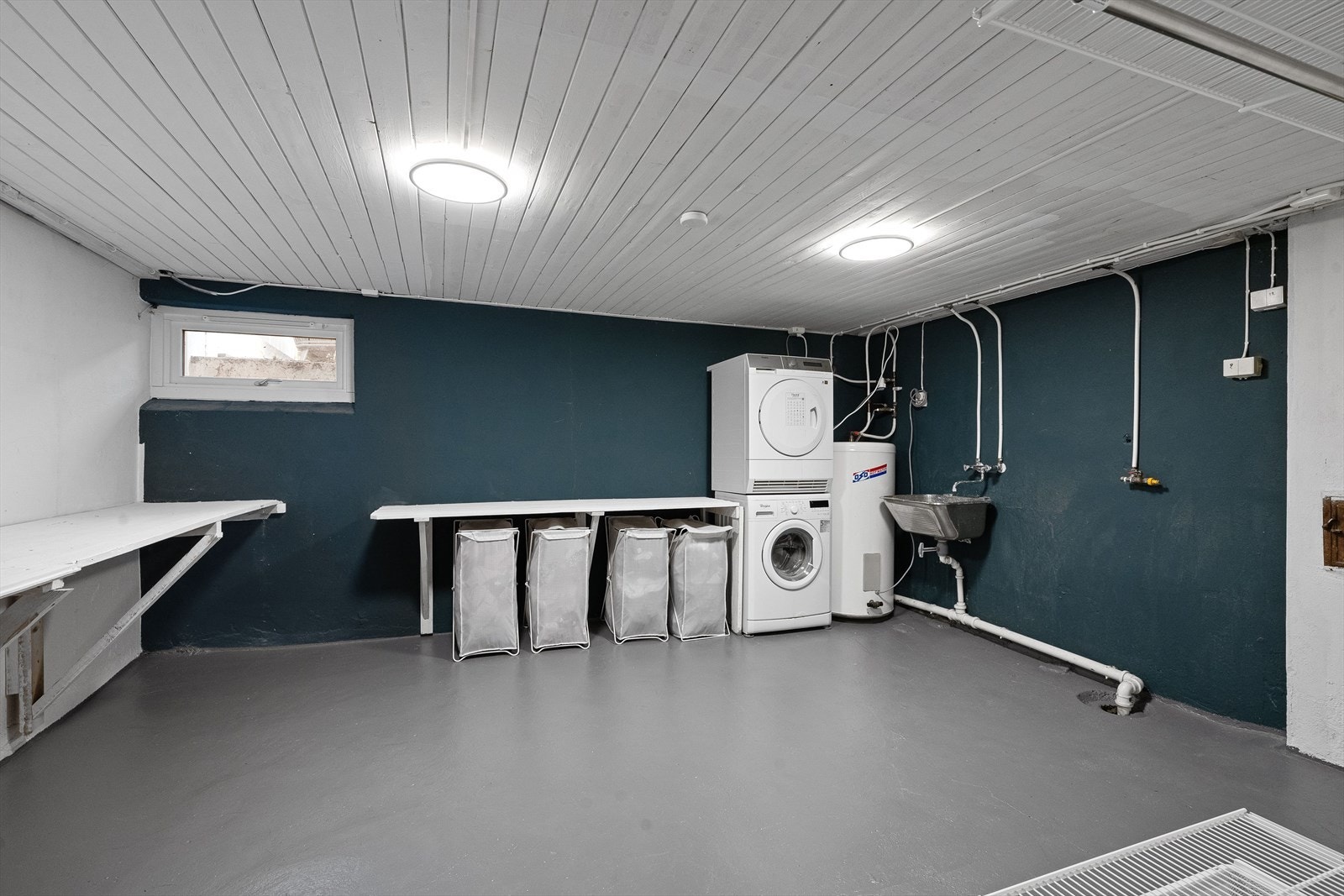 Romslig vaskerom med opplegg for både vask/tørk. Galleribilde